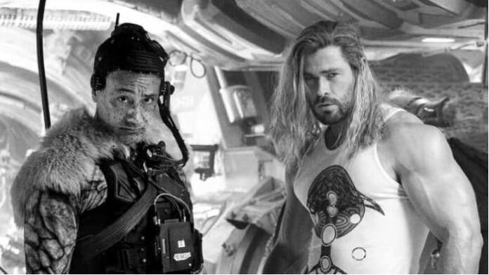 Thor: Love and Thunder - Taika Waititi y Chris Hemsworth durante el rodaje de Thor 5