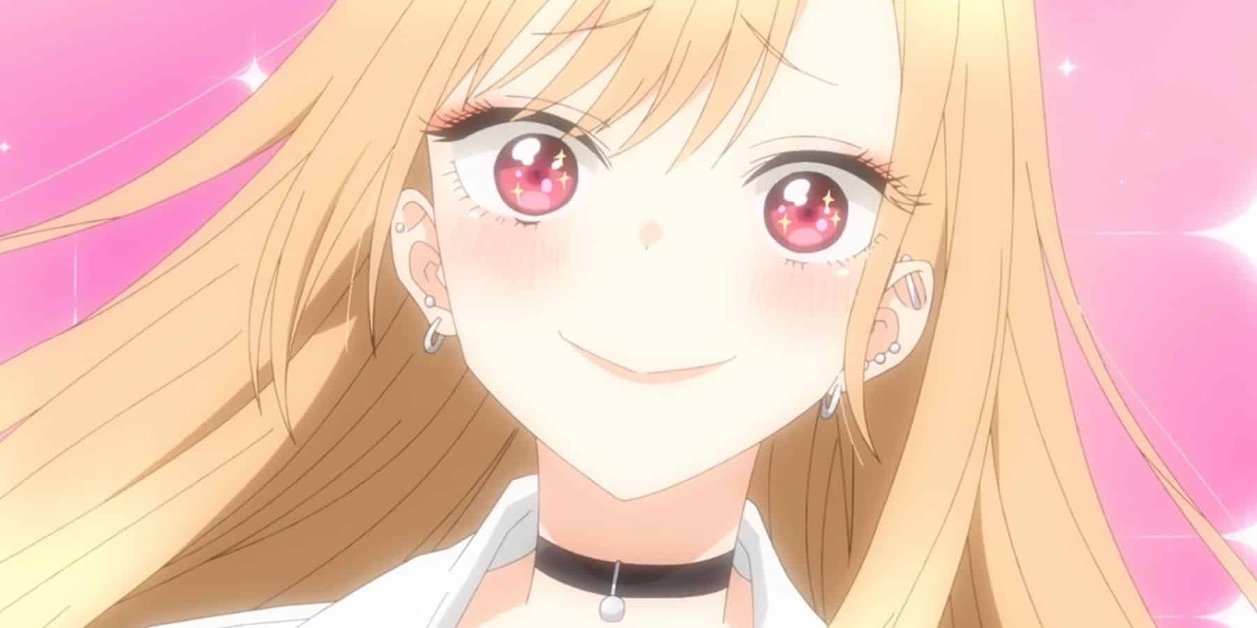 Marinera sonriente con purpurina a su alrededor en el anime My Dress-Up Darling