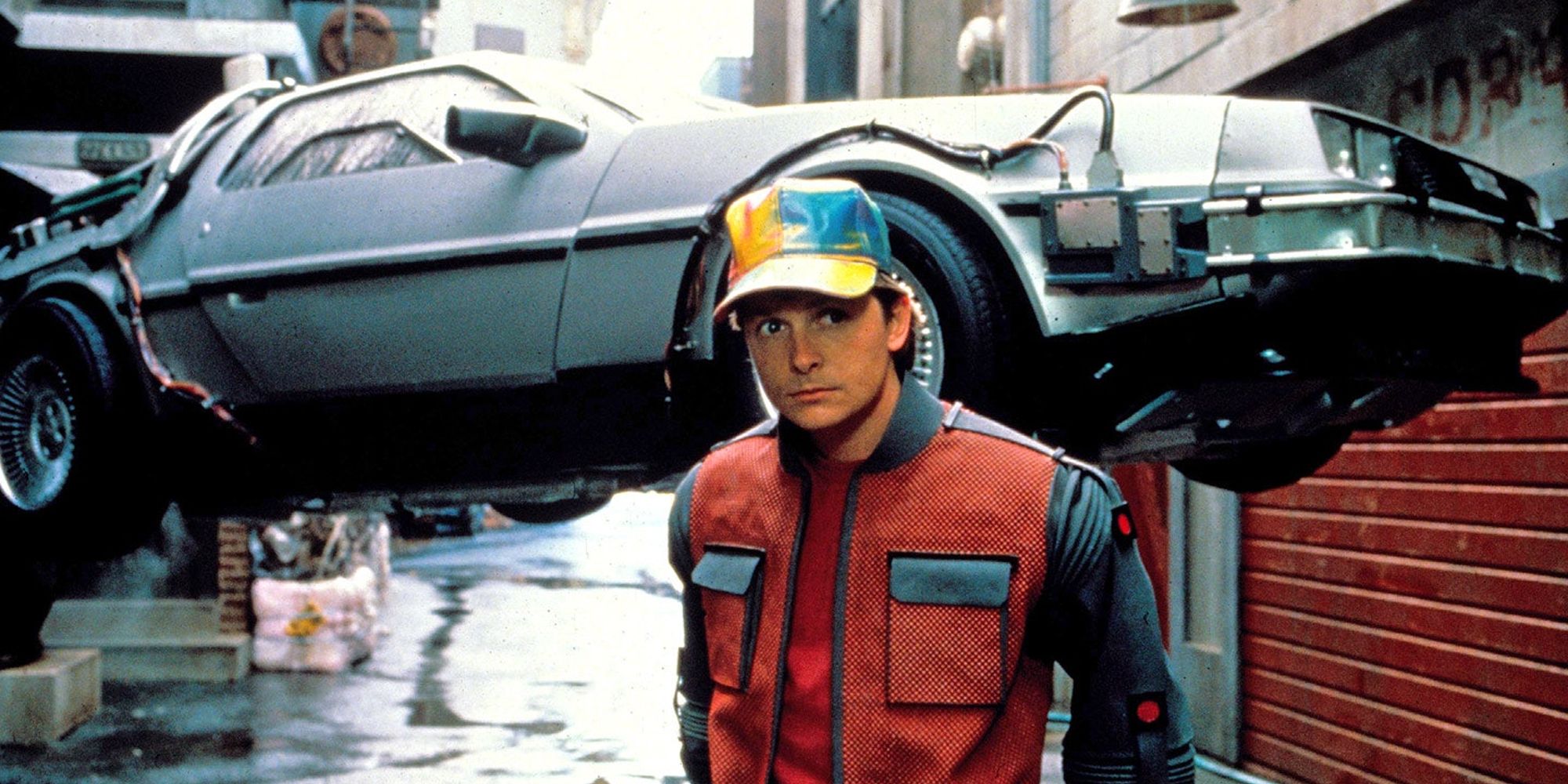 Marty McFly se para frente al DeLorean volador en Regreso al futuro II