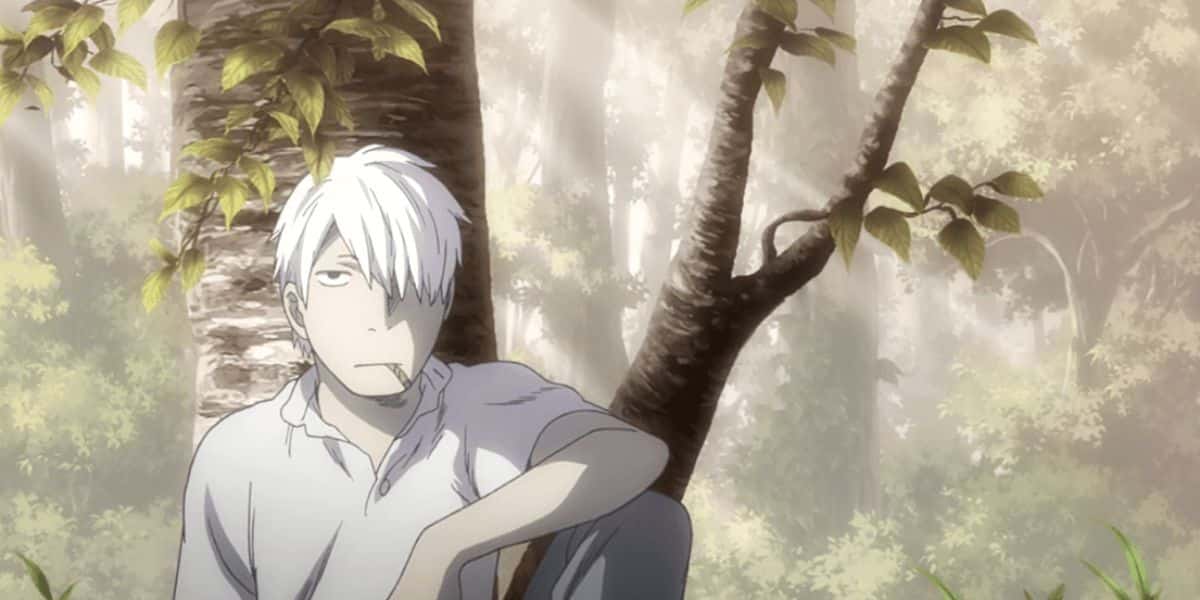 Ginko apoyada contra un árbol mientras parece aburrida en Mushishi.