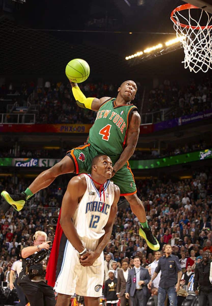 Nate Robinson hace un mate sobre Dwight Howard