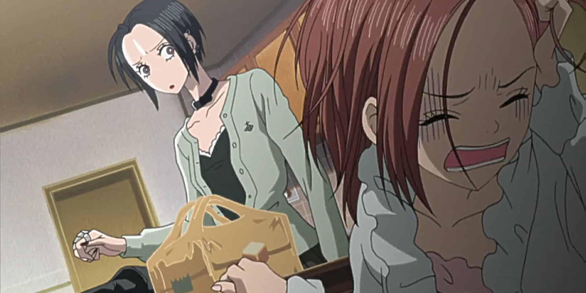 Nana molesta mientras su amiga la mira con preocupación en el anime Nana