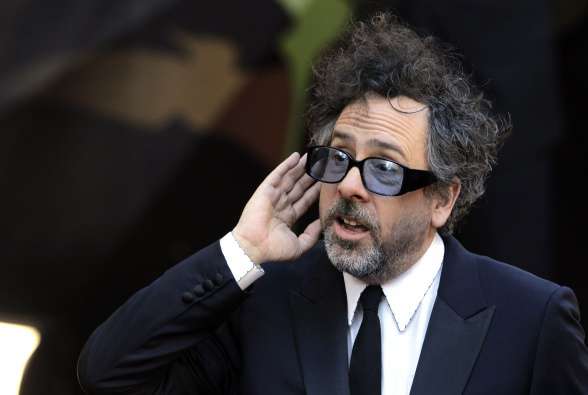 Tim Burton reinventa “El ataque de la mujer de 50 pies”.