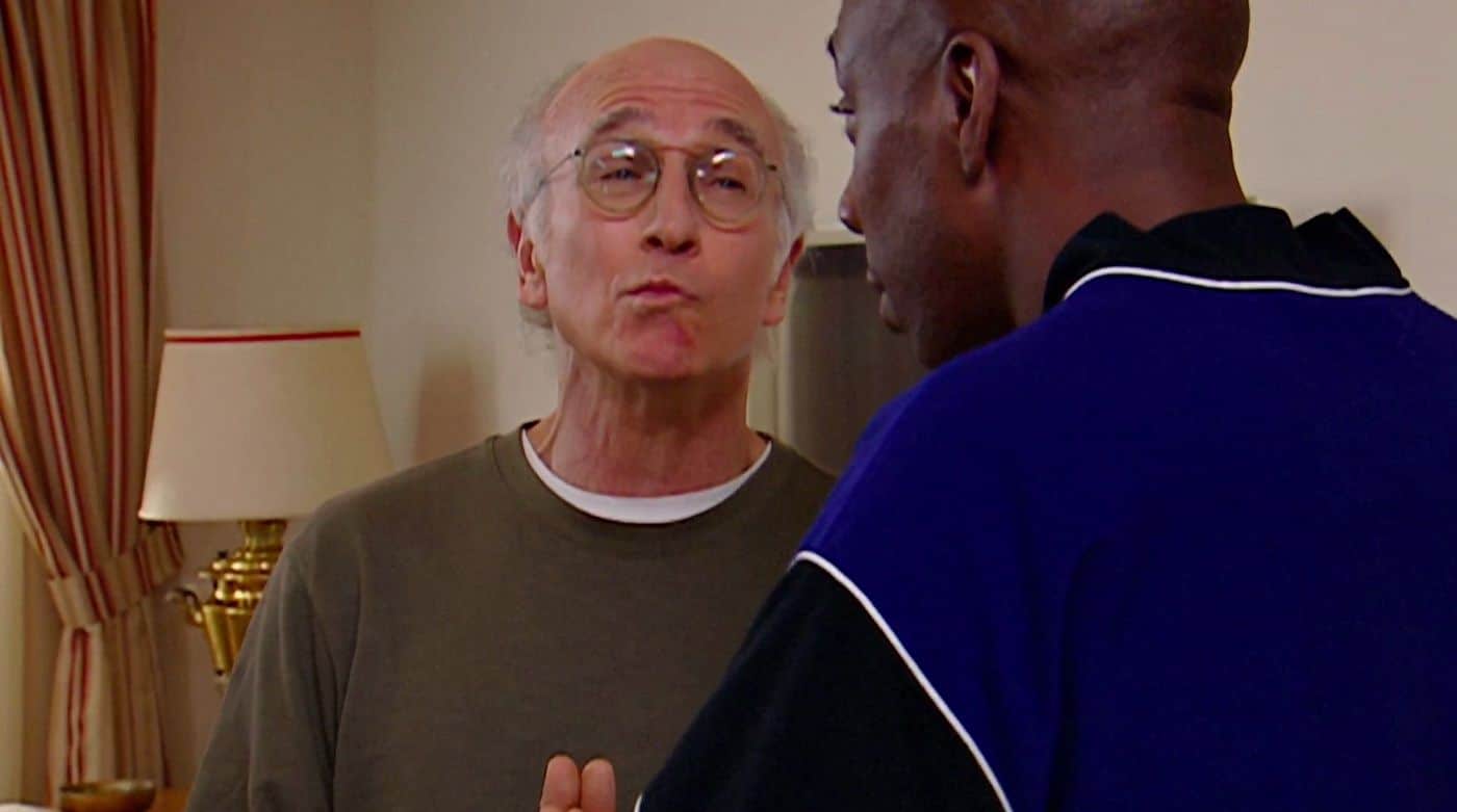 Larry David mira el Leon Black de Curb Your Enthusiasm