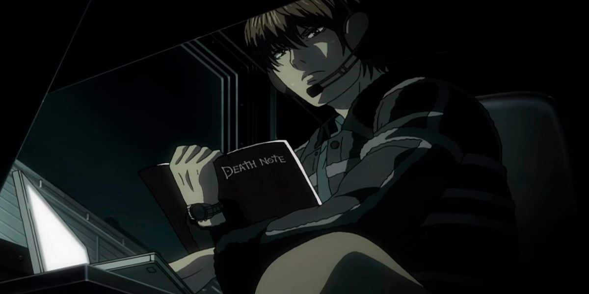 La luz del helicóptero sostiene el Death Note tras recuperar sus recuerdos.