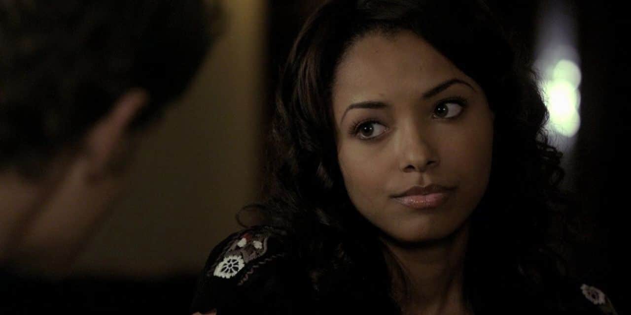 Bonnie mira a Elena en The Vampire Diaries