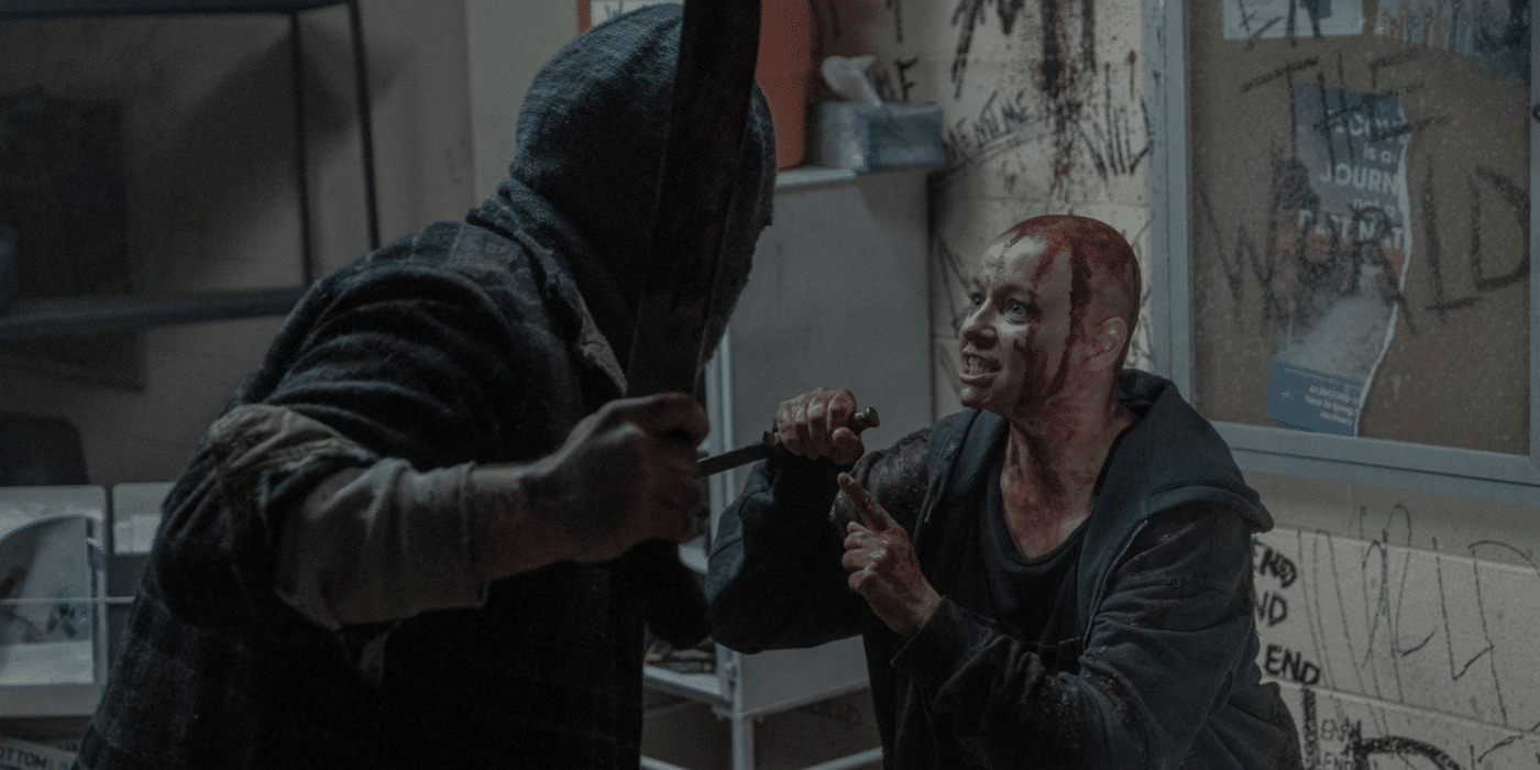 Alpha (Samantha Morton), cubierta de sangre, se enfrenta a Beta con una máscara en The Walking Dead