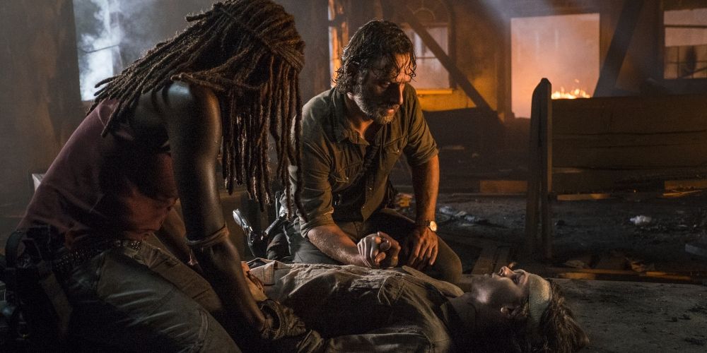 Carl Grimes (Chandler Riggs) muere en brazos de Rick (Andrew Lincoln) y Michonne (Danai Gurira) en Walking Dead