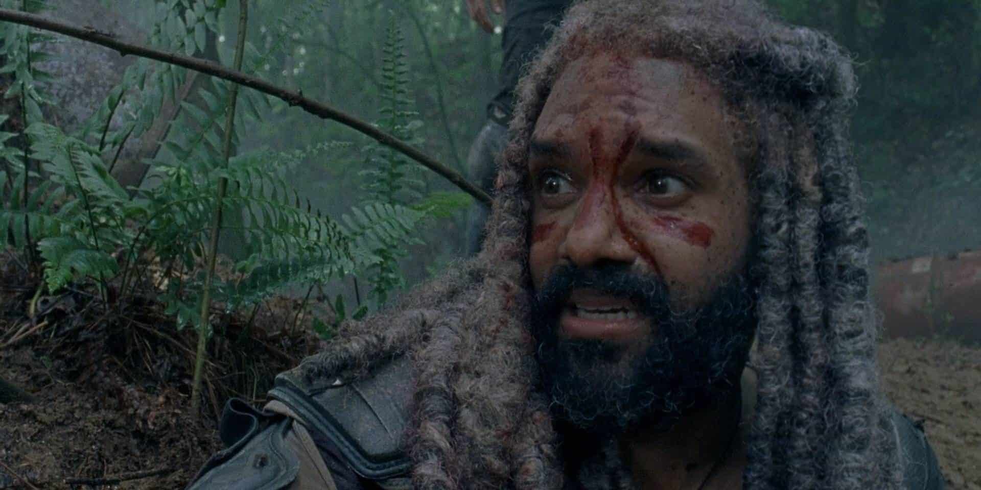 El rey Ezekiel (Khary Payton) está cubierto de sangre y angustiado por la muerte de Shiva en "Un chico" en los muertos vivientes