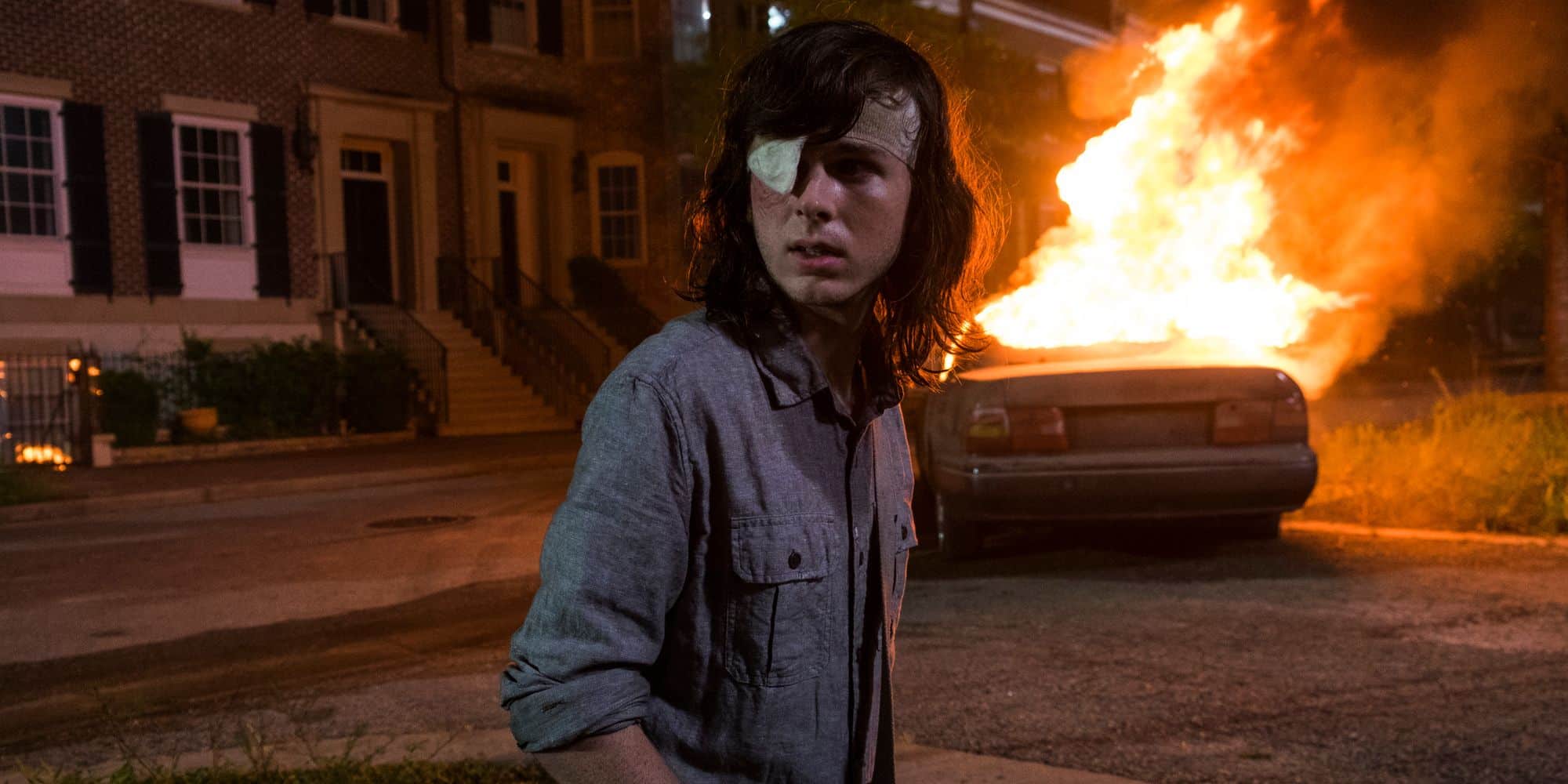 Carl (Chandler Riggs) está molesto por un coche ardiendo en el fondo durante el ataque del Salvador a Alejandría en "como debe ser" en los muertos vivientes