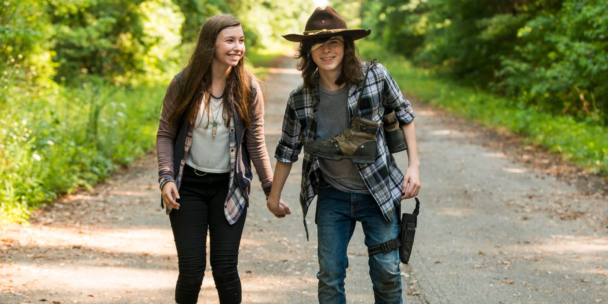 Enid y Carl se toman de la mano mientras patinan en Go Getters en The Walking Dead