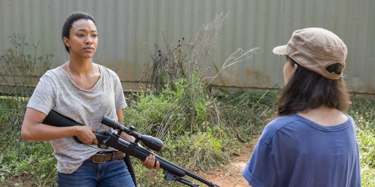 Sasha (Sonequa Martin-Green), sosteniendo su rifle de francotirador, habla con Rosita (Christian Serratos) en "El otro lado" en los muertos vivientes