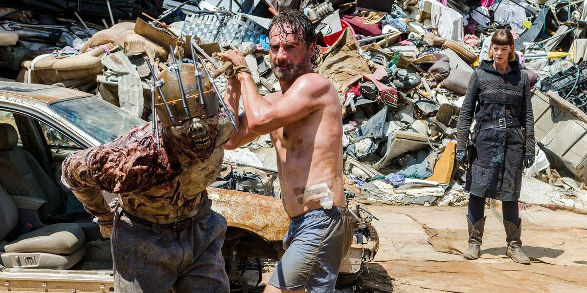 Un Rick (Andrew Lincoln) sin camisa intenta matar a un caminante mientras Jadis/Anne mira. "Es hora de después" en los muertos vivientes