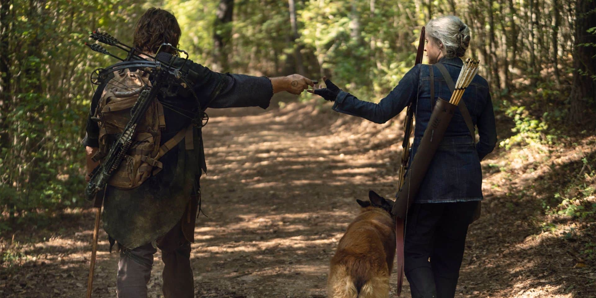 Daryl (Norman Reedus) le entrega una nota a Carol (Melissa McBride) antes de separarse de Dog, que acompaña a Carol. "divergido" en los muertos vivientes