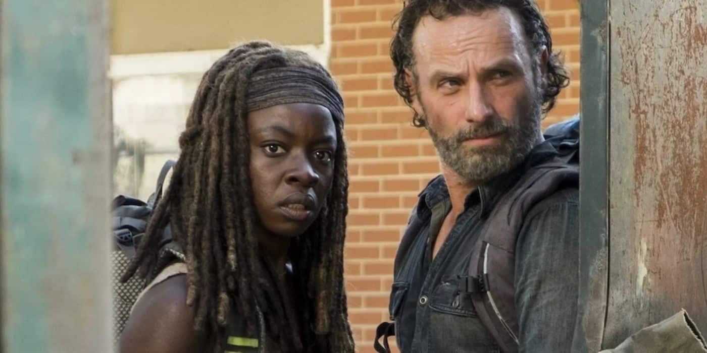 Rick (Andrew Lincoln) y Michonne (Danai Gurira) miran a través de una abertura en Walking Dead.