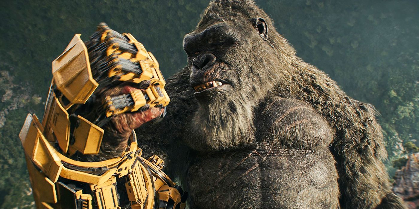 Kong mira su mano robótica en Godzilla x Kong: The New Empire