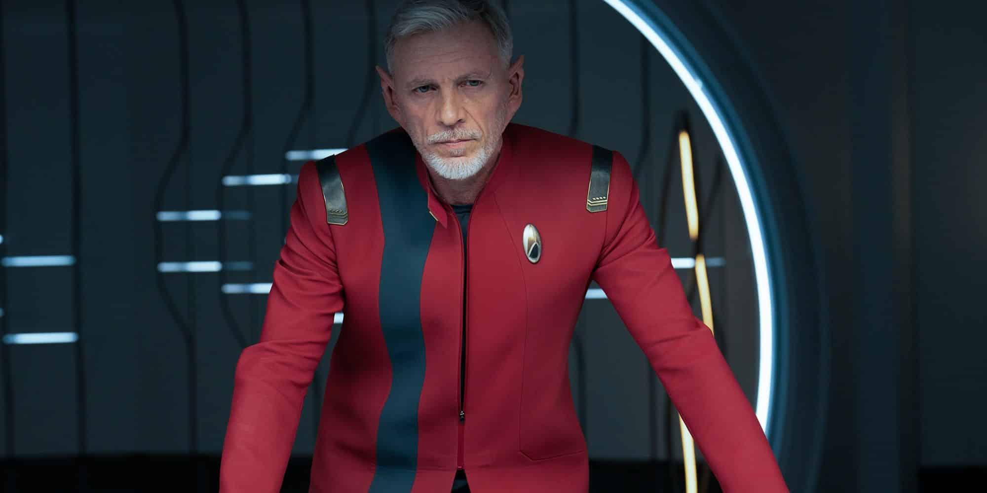 El comandante Rayner está a la cabecera de la mesa en Stark Trek: Discovery