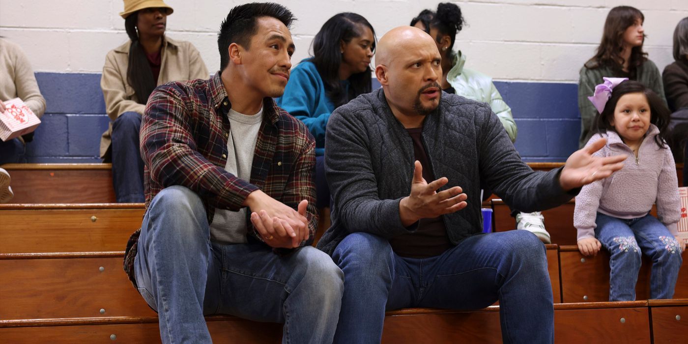 Joe Cruz (el actor Joe Minoso, derecha) reacciona ante un partido de baloncesto junto a Dennis en Chicago Fire