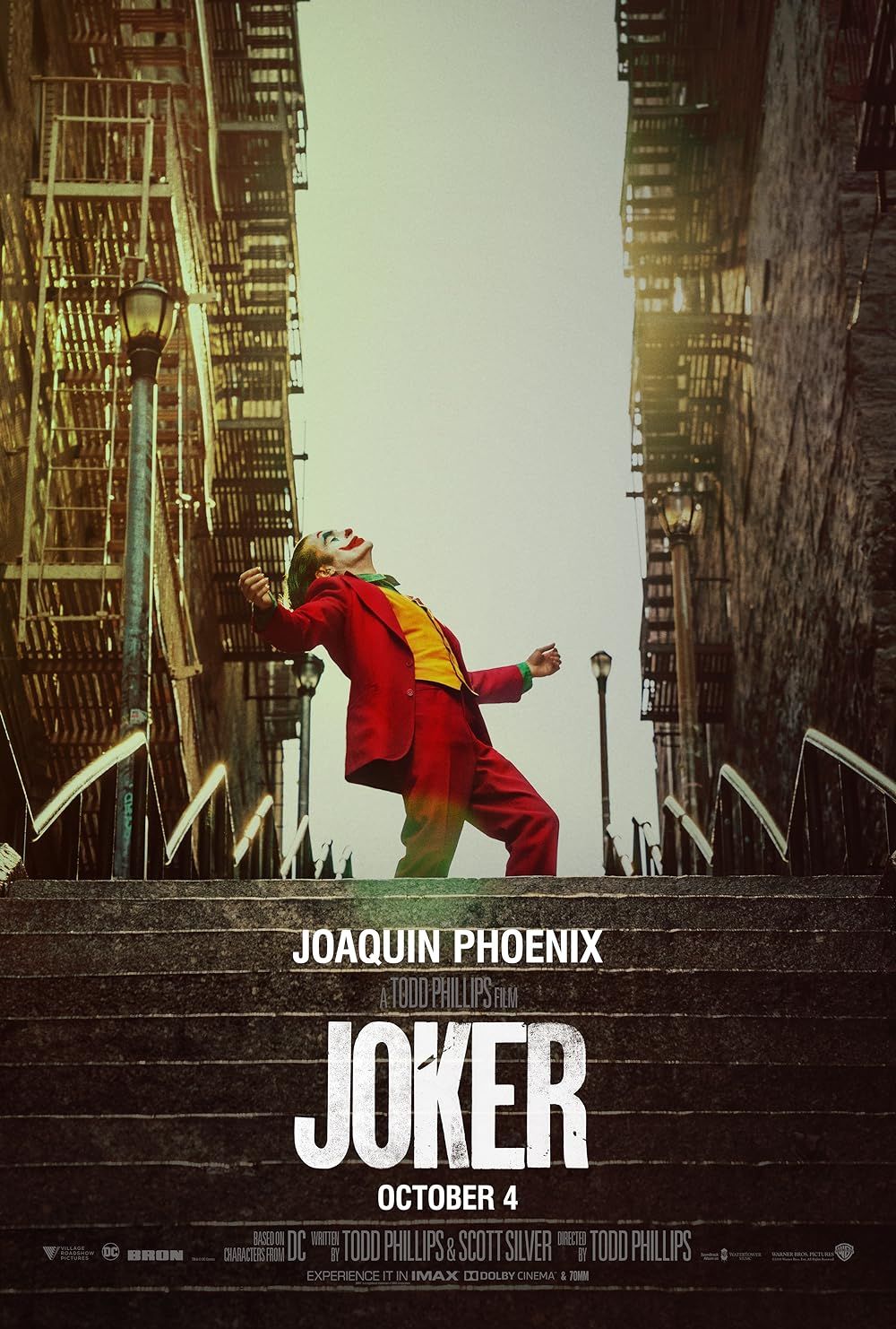 Joaquin Phoenix en lo alto de una escalera en Joker