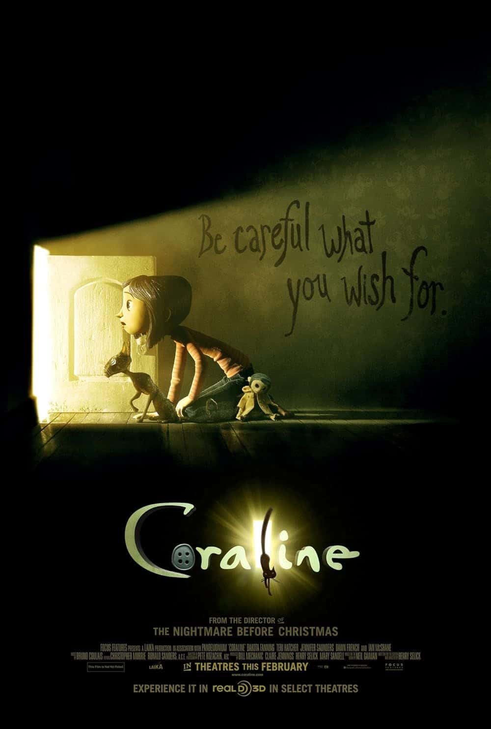 Coraline se acerca a una pequeña puerta abierta en el cartel oficial de la película.