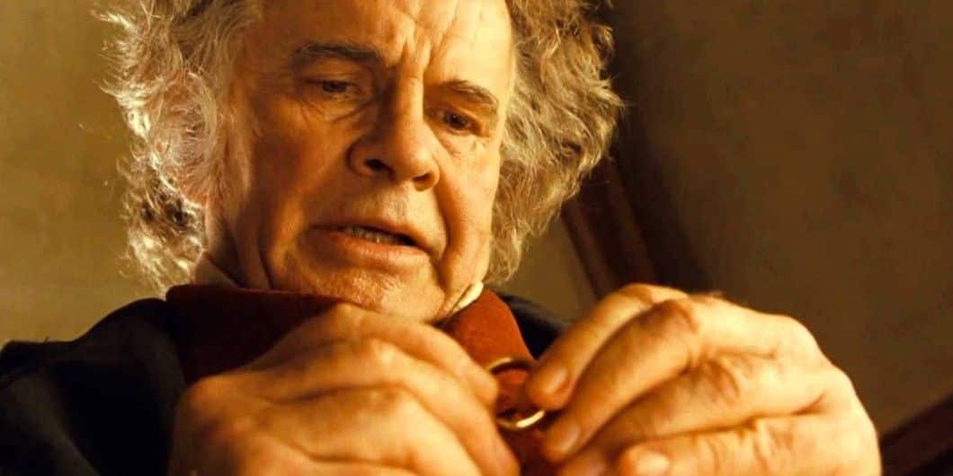 Bilbo es tentado por el Anillo Único mientras habla con Gandalf en La Comunidad del Anillo.