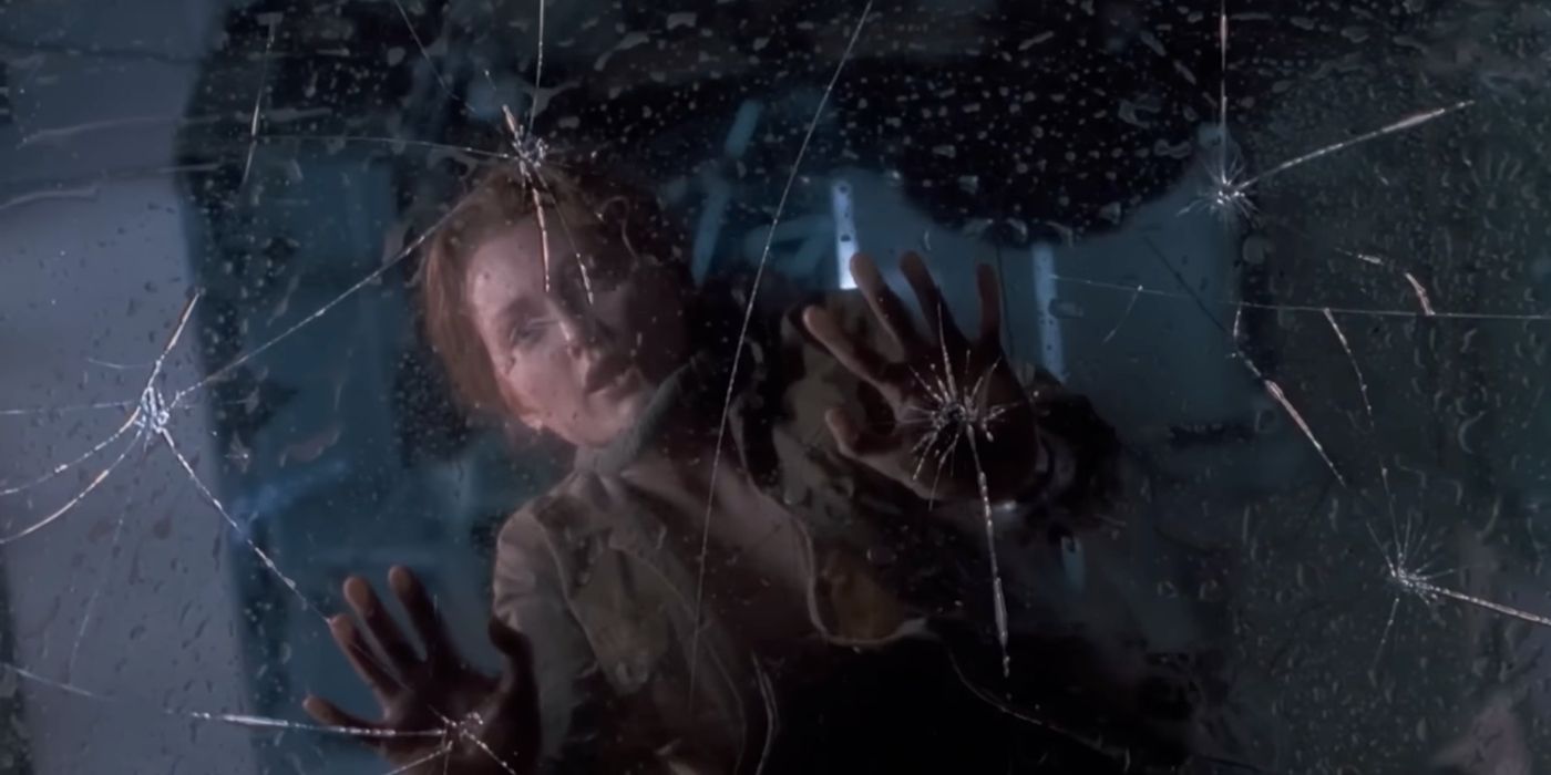 Julianne Moore como la Dra. Sarah Harding de The Lost World: Jurassic Park posó sobre un vidrio roto.