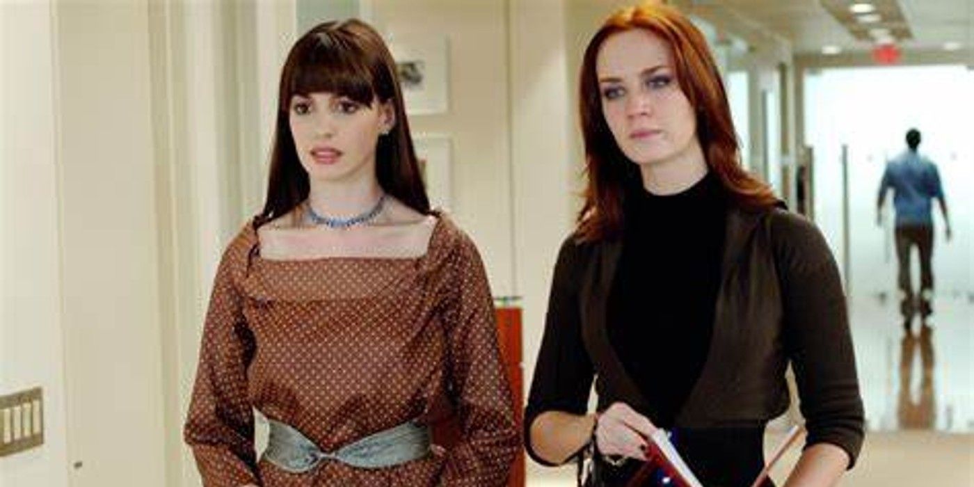La cámara se enfrenta a Andy Sachs y Emily Charlton, interpretados respectivamente por Anne Hathaway y Emily Blunt en El diablo viste de Prada, esperando órdenes de Miranda.