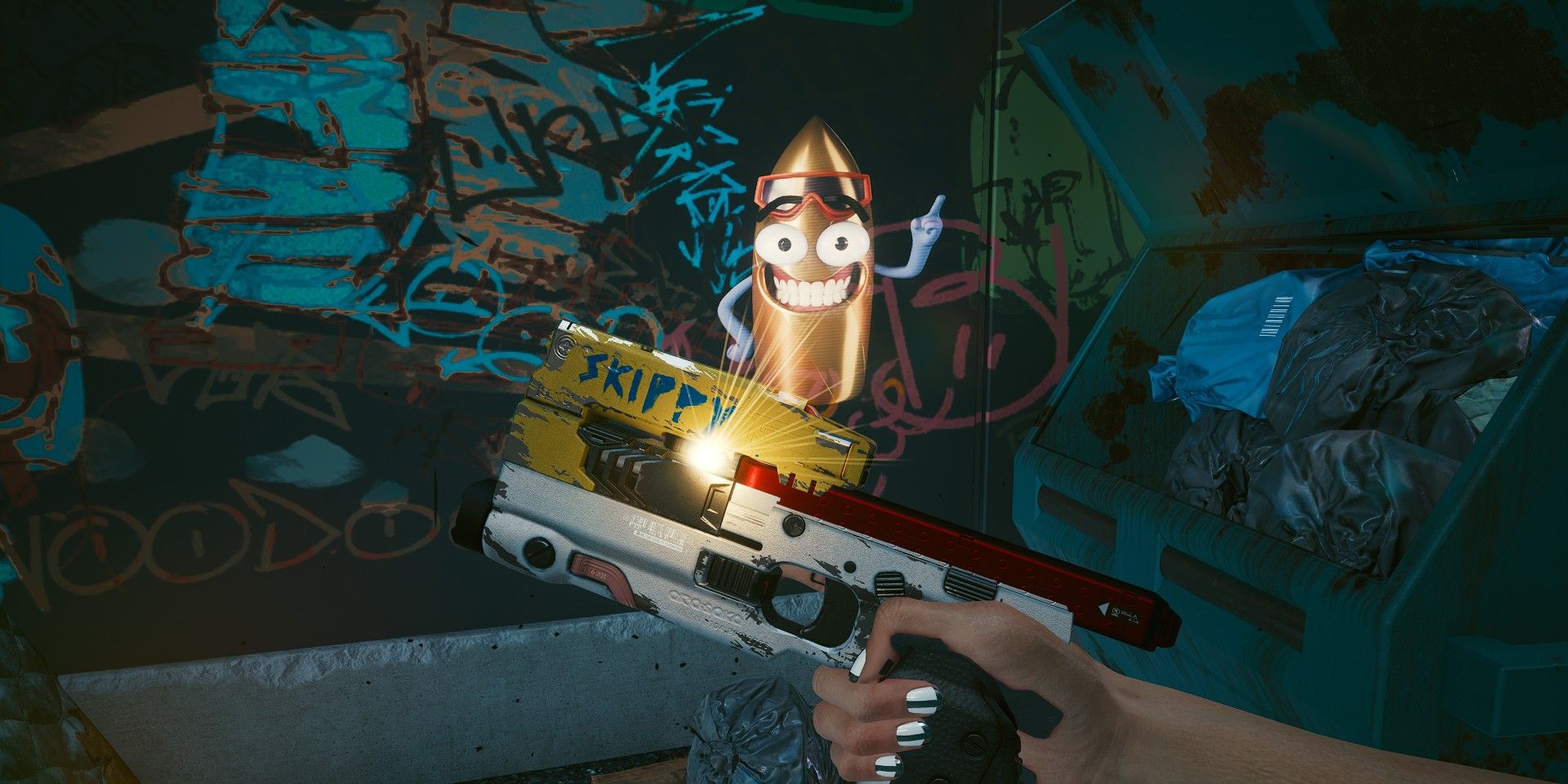 El jugador sostiene la pistola Skippy en Cyberpunk 2077.