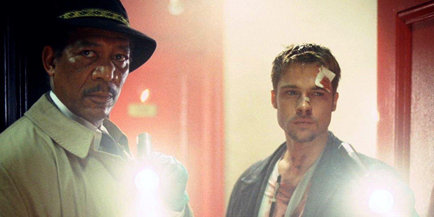 Los detectives Somerset (Morgan Freeman) y Mills (Brad Pitt) encienden sus linternas en Se7en