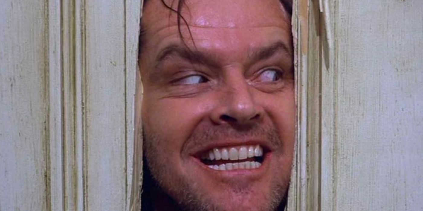 Jack Torrance de Jack Nicholson atraviesa una puerta en El resplandor