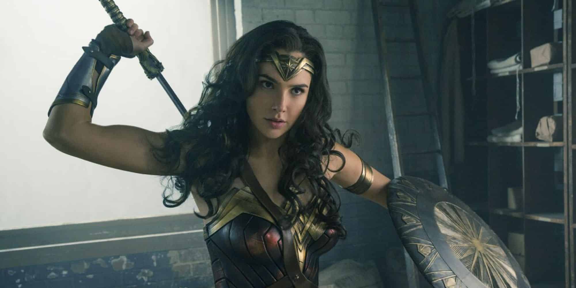 Gal Gadot como Diana Prince desenvaina su espada en Wonder Woman (2017).
