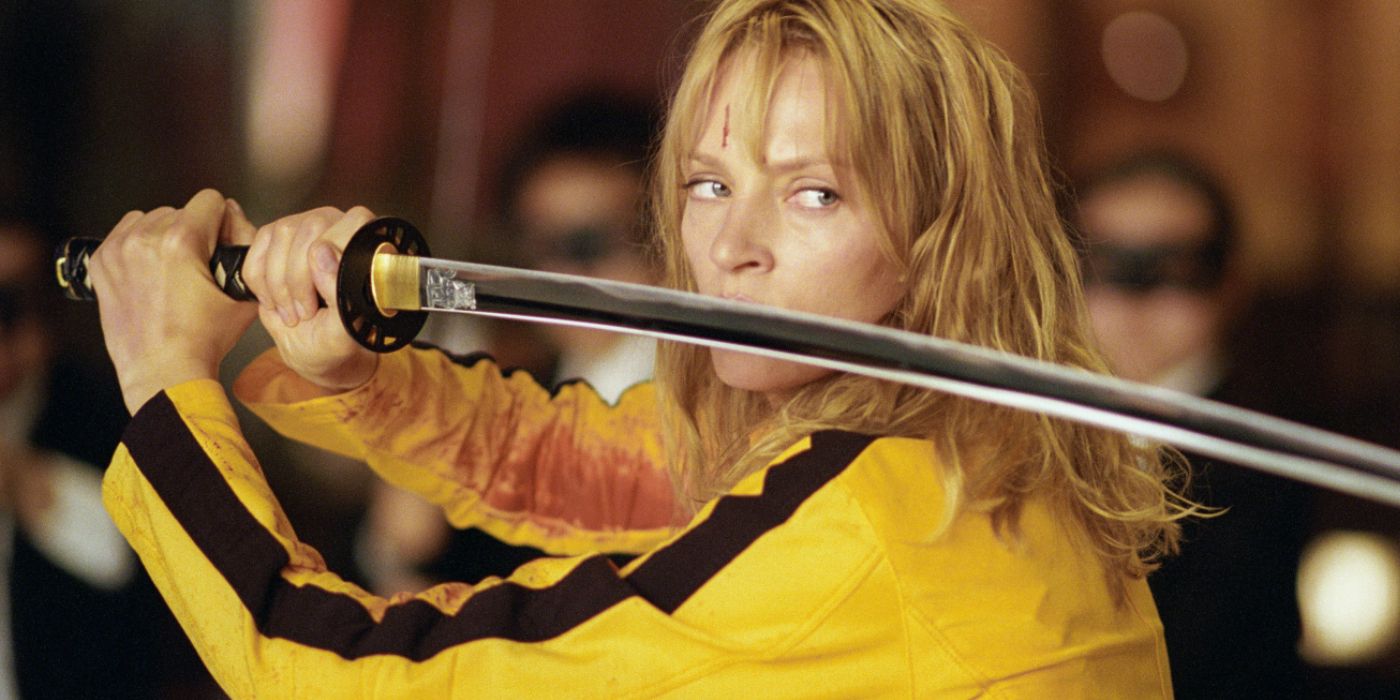 Uma Thurman como la novia en Kill Bill sosteniendo una espada.