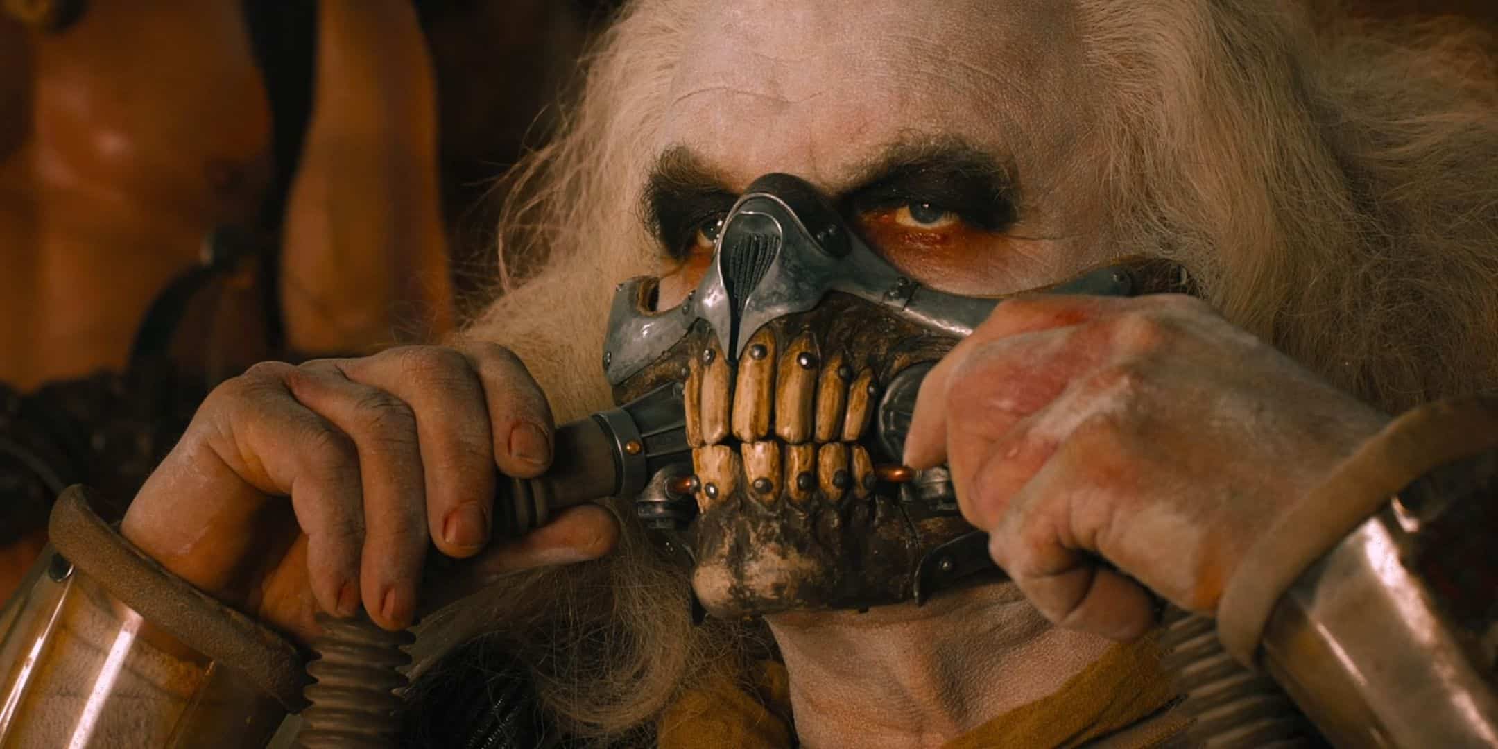 Immortan Joe se pone su máscara dental en Mad Max Fury Road