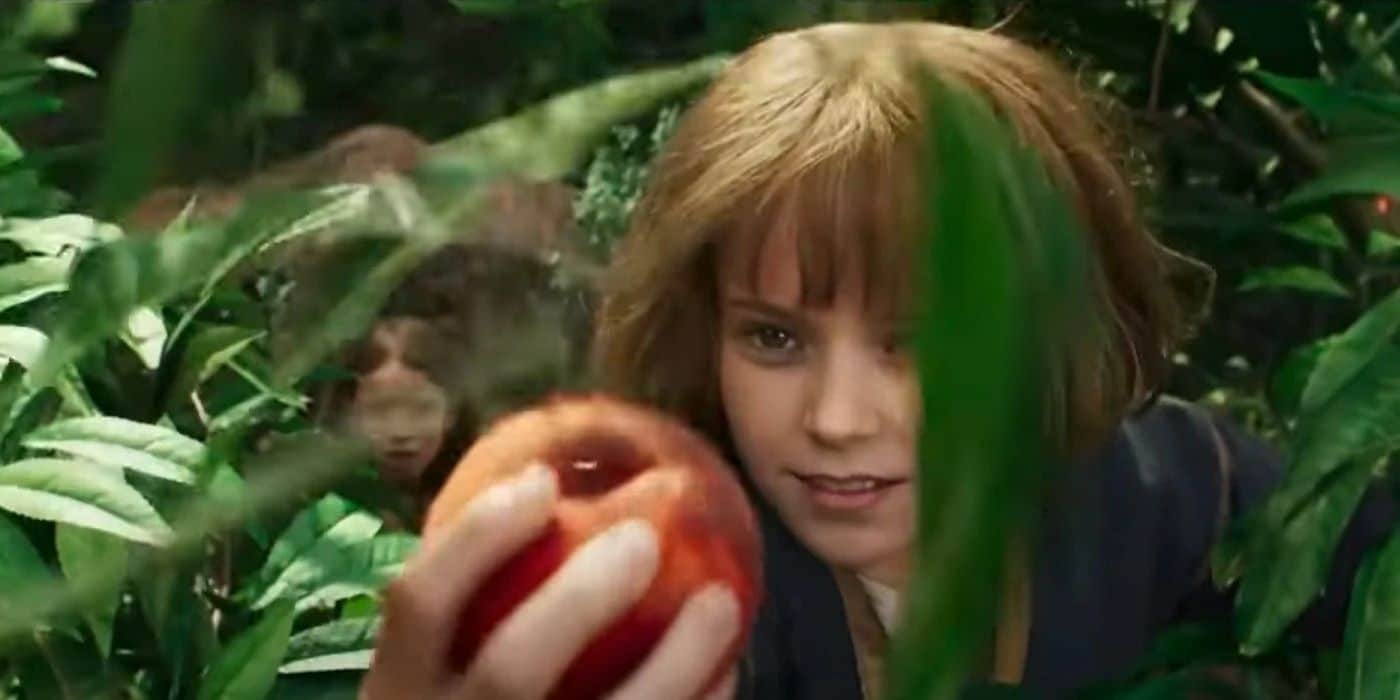 Una joven Furiosa atrapa una manzana en la Plaza Verde