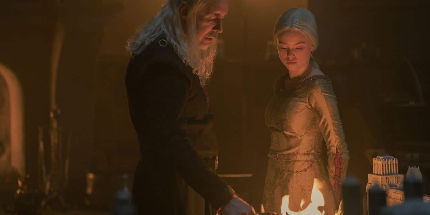 Viserys y Rhaenyra Targaryen observan el incendio en la Casa del Dragón.