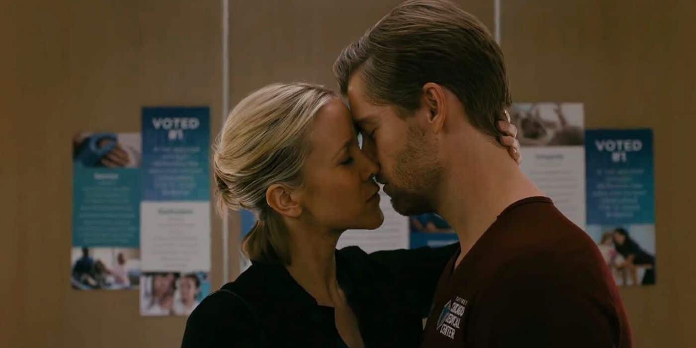 Jessy Schram como Hannah Asher besa a Luke Mitchell como Mitch Ripley en un ascensor del Chicago Med