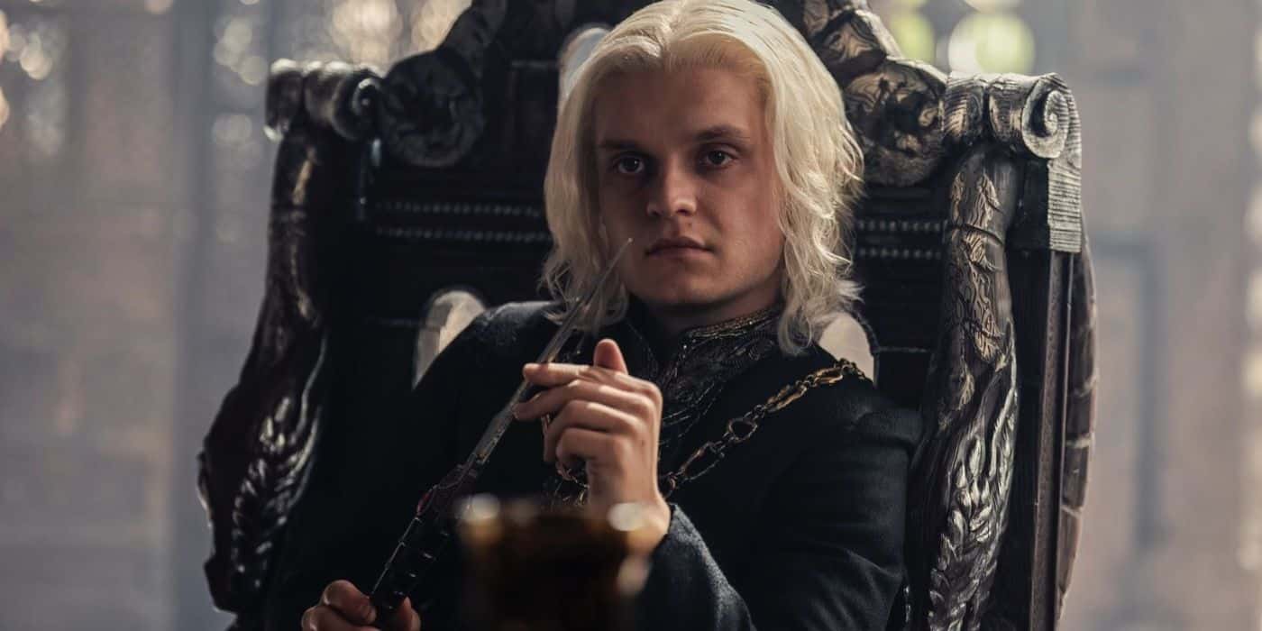 Aegon Targaryen (Tom Glynn-Carney) sosteniendo una daga en la segunda temporada de House of the Dragon