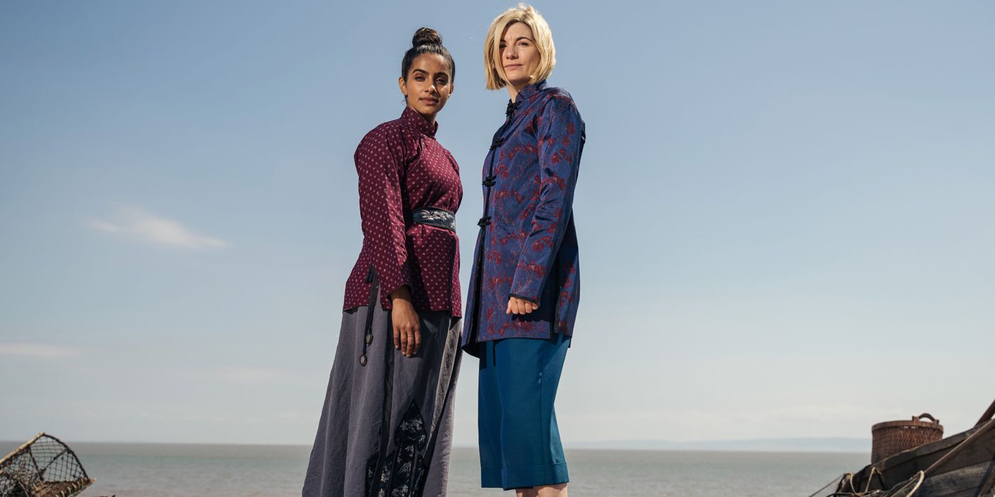 El Decimotercer Doctor y Yasmin Khan están juntos en una playa en Doctor Who Legend of the Sea Devils