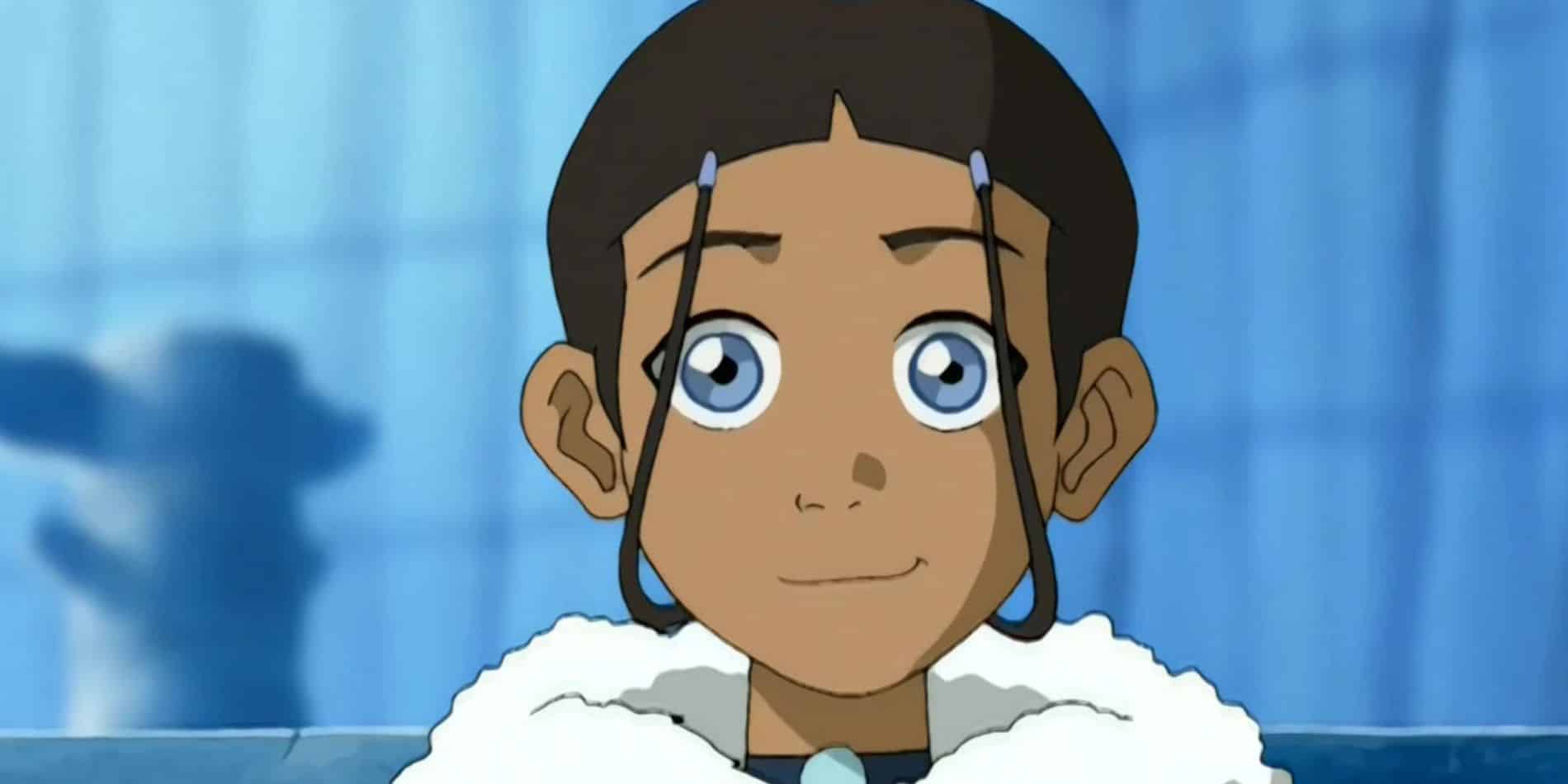 Katara sonríe en Avatar: The Last Airbender con la capucha bajada.