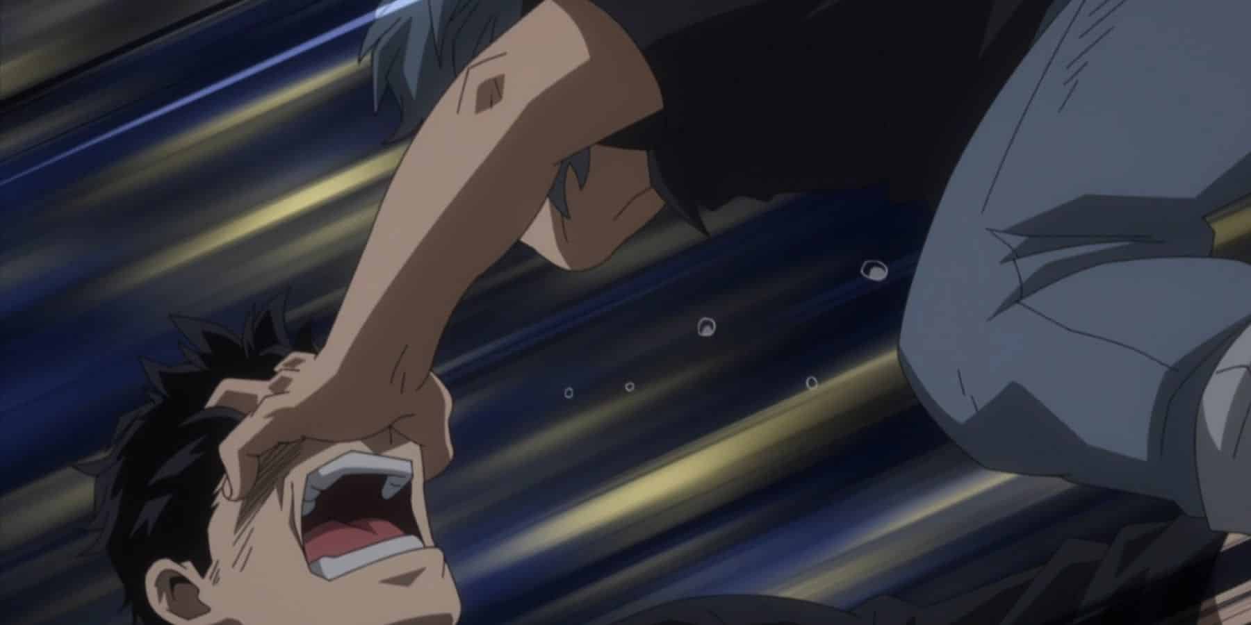 Tenko Shimura ataca a su padre Kotaro.