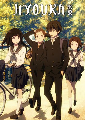 Personajes del anime Hyouka caminando a lo largo de una valla con ropa escolar