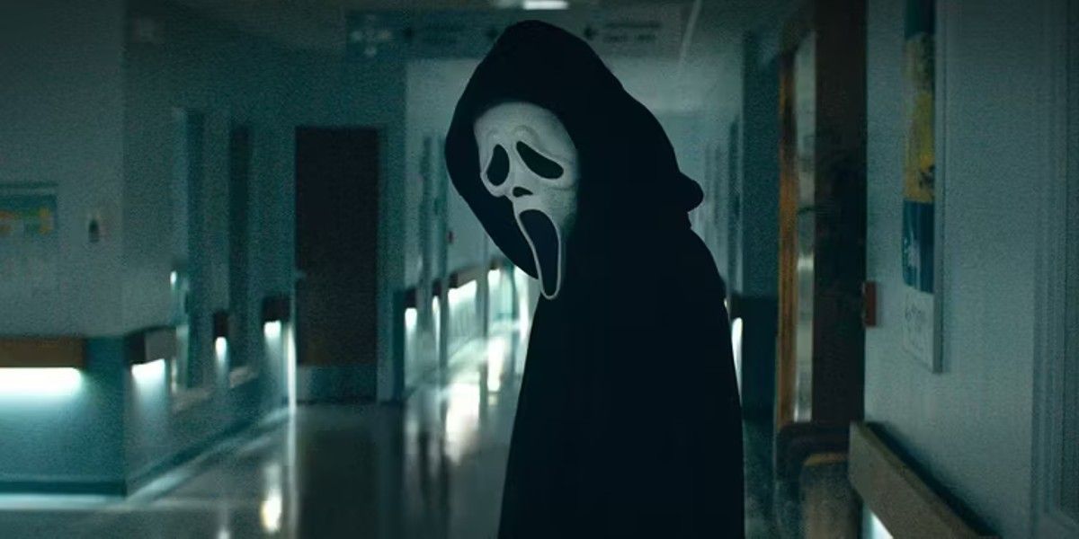 Ghostface en el pasillo de un hospital de la película Scream de 2022 