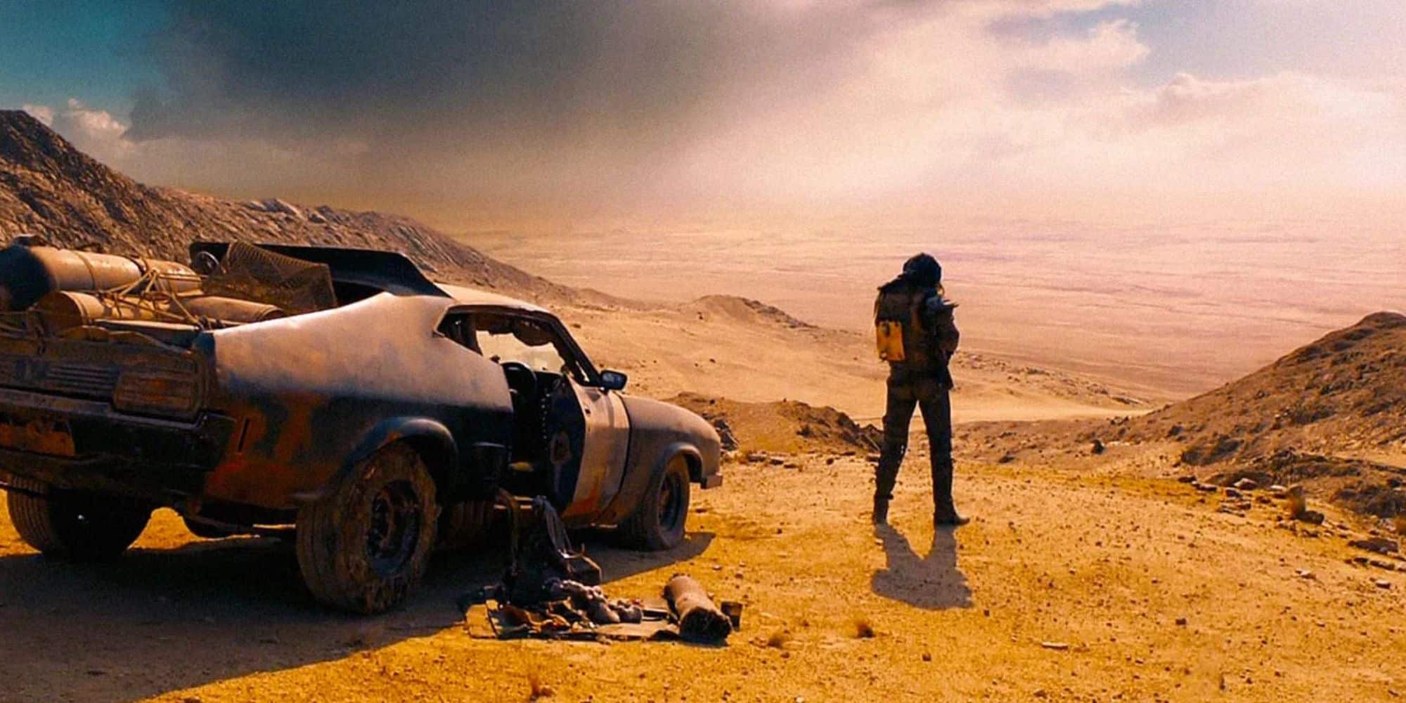 Tom Hardy hace sus necesidades junto a su V8 ​​Interceptor en el desierto en Mad Max Fury Road