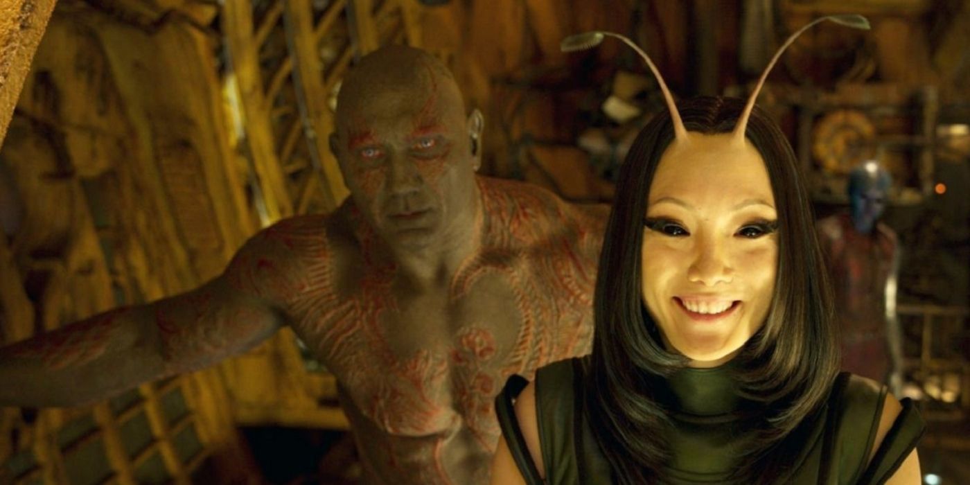 Mantis (Pom Klementieff) se ríe con Drax detrás de ella.