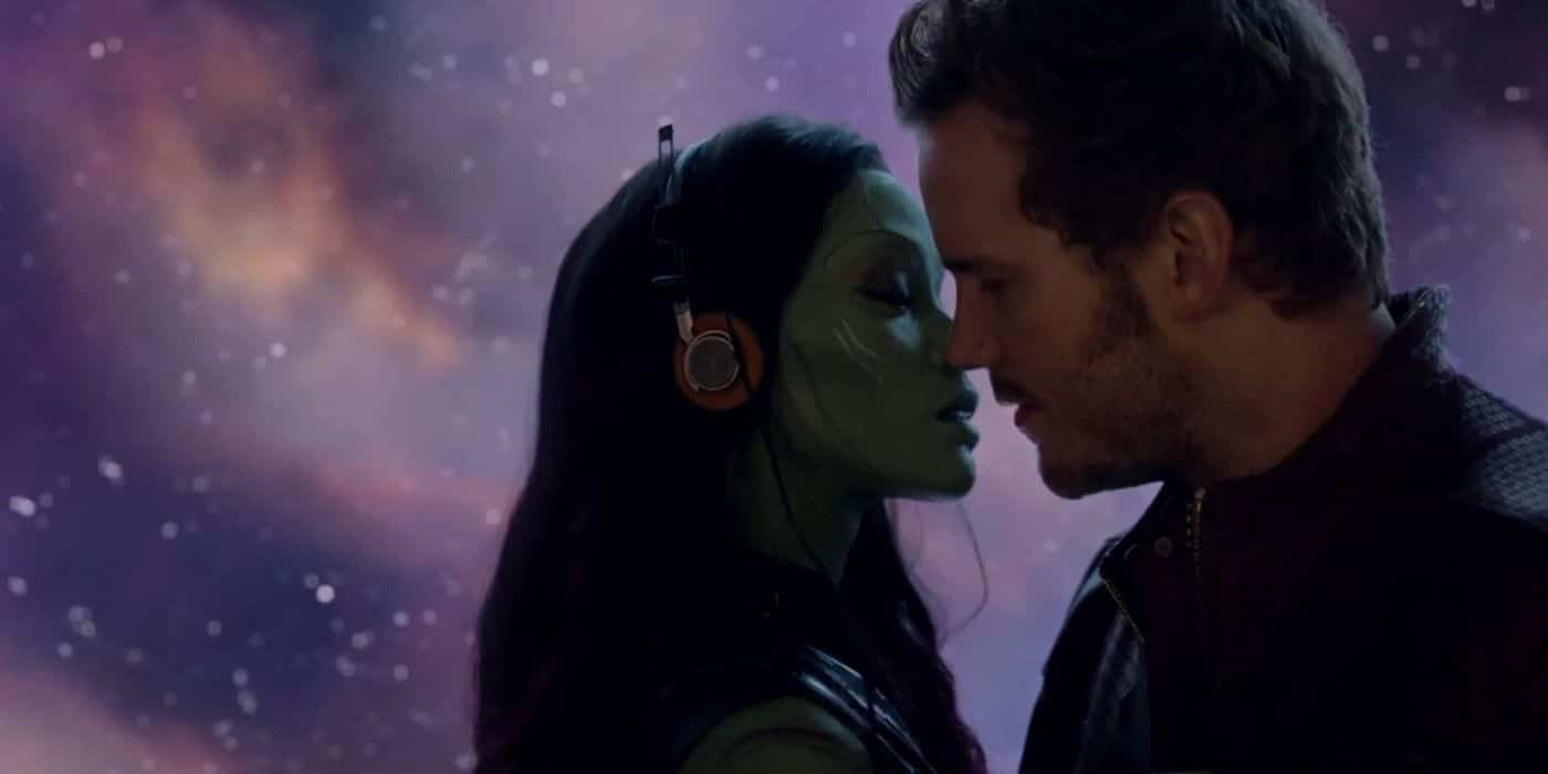 Peter Quill (Chris Pratt) y Gamora (Zoe Saldana) están a punto de besarse en Guardianes de la Galaxia