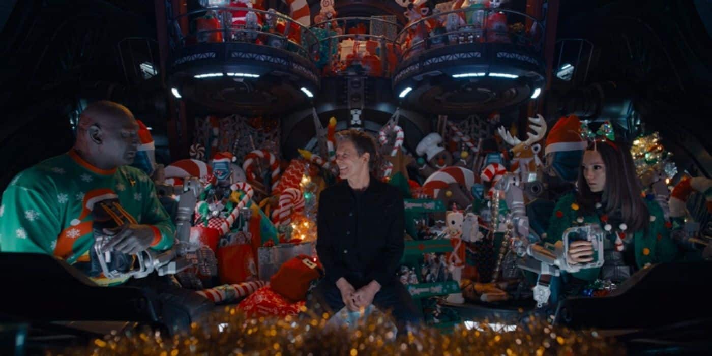 Drax (Dave Bautista) y Mantis (Pom Klementieff) conversan con Kevin Bacon en el especial navideño de Guardianes de la Galaxia