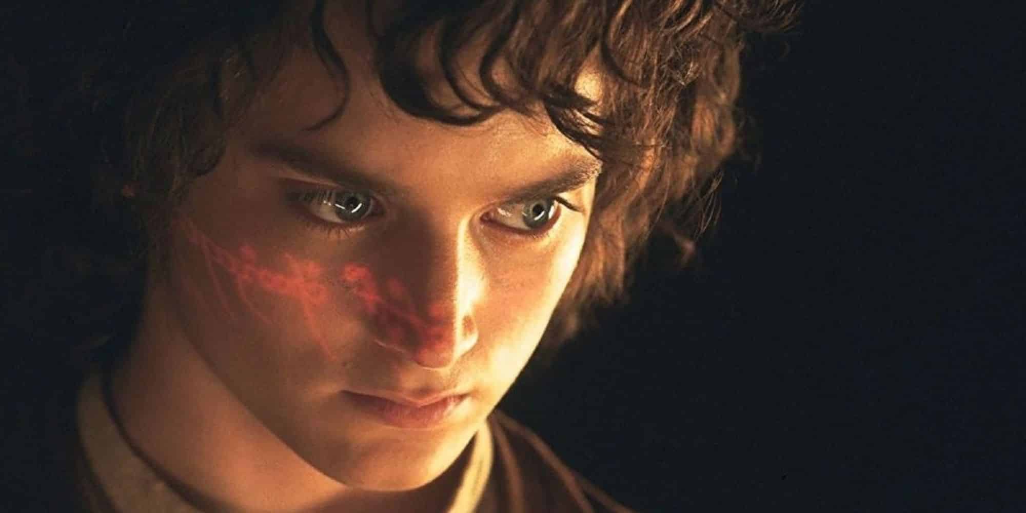Frodo parece pensativo mientras mira las letras llameantes del Anillo en El Señor de los Anillos.