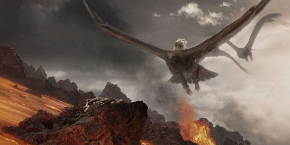 Las águilas vuelan sobre un flujo de lava llevando a Gandalf mientras Frodo y Sam yacen sobre una roca en El Señor de los Anillos.