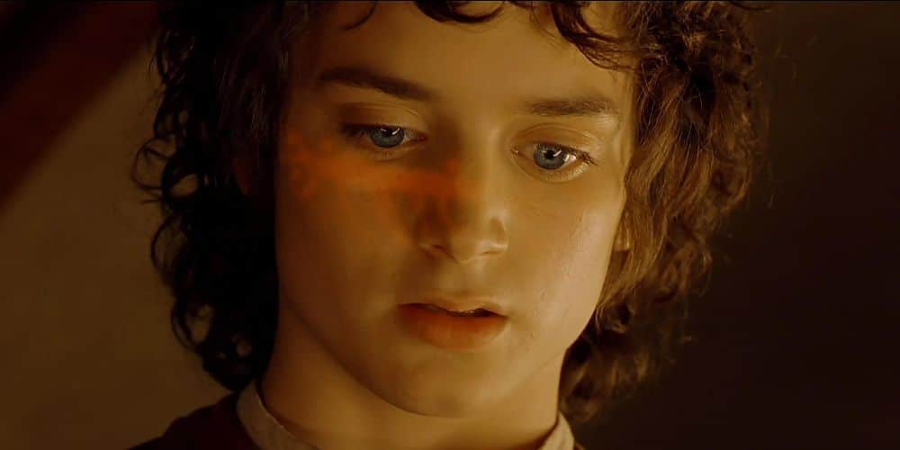 Frodo mira el Anillo Único en El Señor de los Anillos.