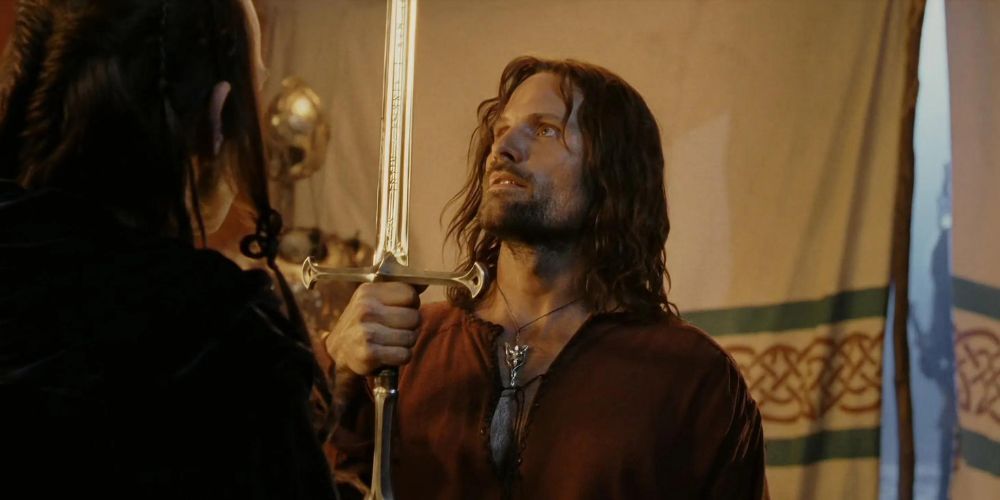 Aragorn acepta a Anduril, la Llama de Occidente, en El Señor de los Anillos: El Retorno del Rey